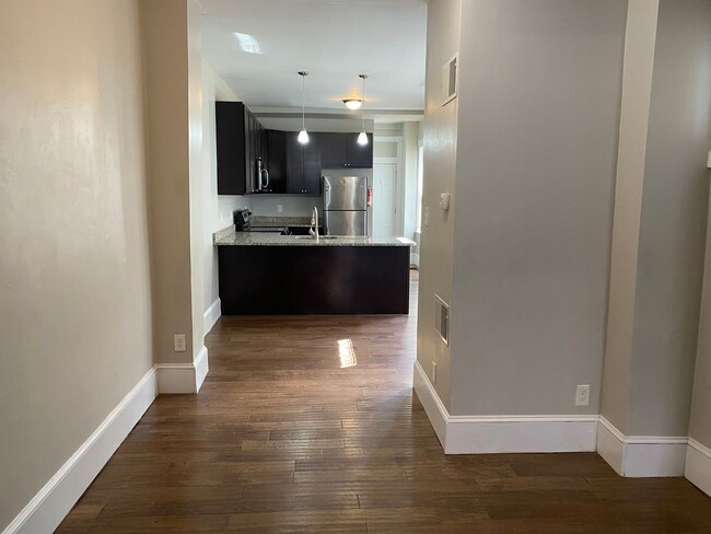 Building Photo - 528 E King St