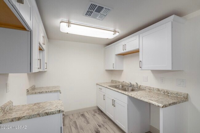 Building Photo - 6824 S Burcham Ave