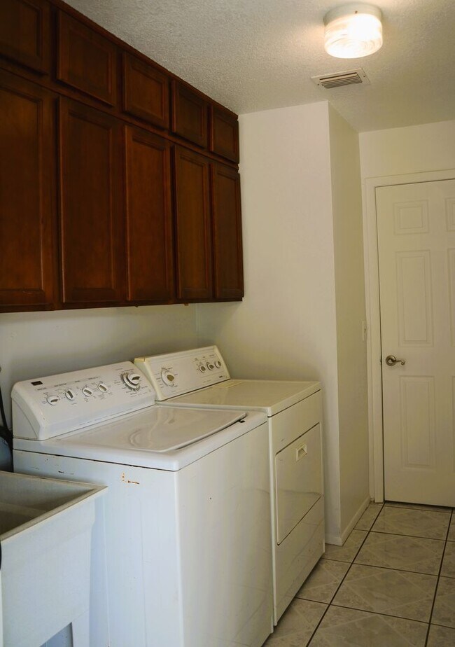 Building Photo - Spacious 4-Bed, 3-Bath Belle Isle Home wit...