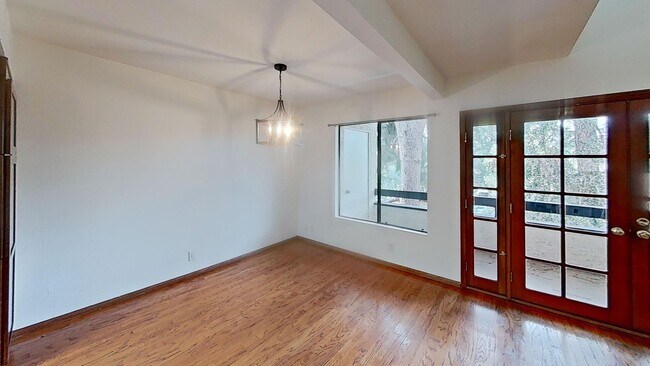 Building Photo - Studio City, 1Bed and 1.5 Bath Condo!