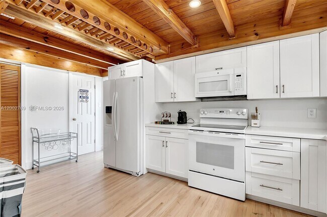 Building Photo - 301 SW 30th Ct