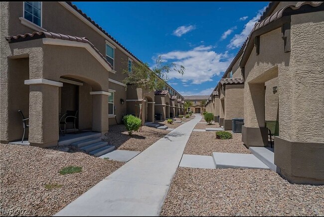 Building Photo - Beautiful 3 bed 2 bath townhome