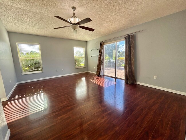 Building Photo - Waterfront Pool Home in Waterford Lakes