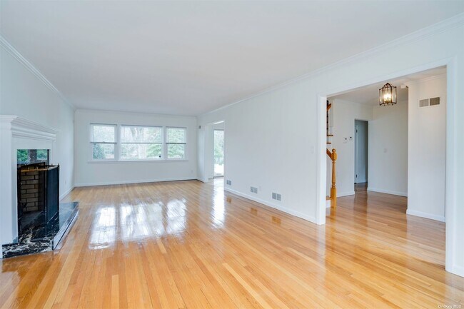 Building Photo - 10 Old Westbury Rd