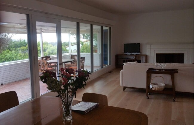 Building Photo - Hatton Fields Retreat with Guest Suite and...