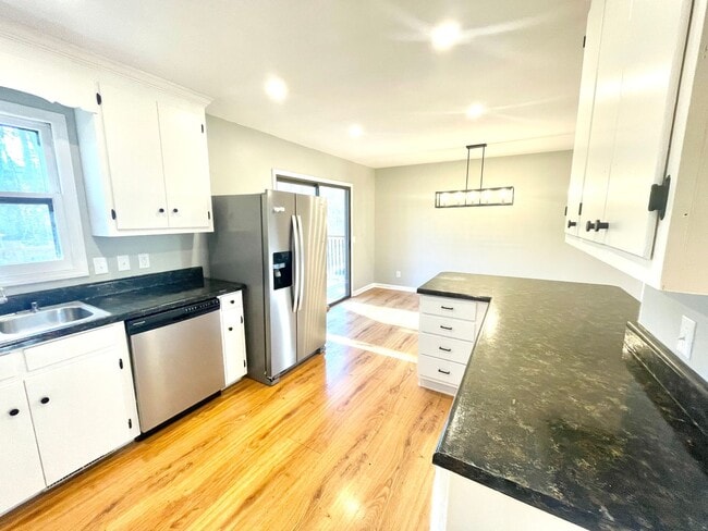 Building Photo - 328 Wellington Way