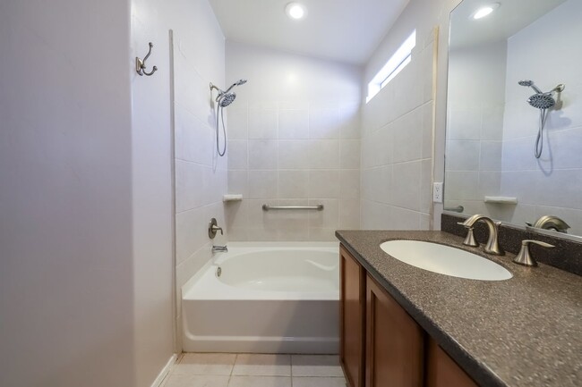 Building Photo - 4005 E Coolbrooke Dr