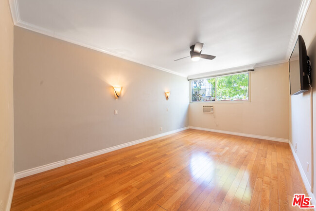 Building Photo - 530 S Barrington Ave