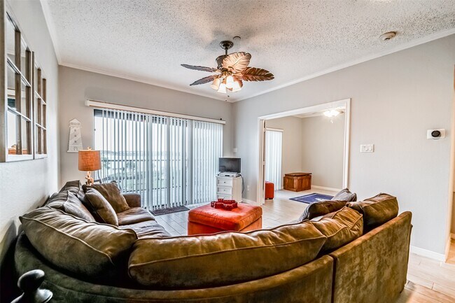 Building Photo - 351 Lakeside Ln