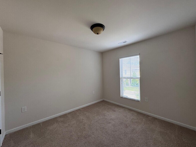 Building Photo - 628 Denhoff Dr