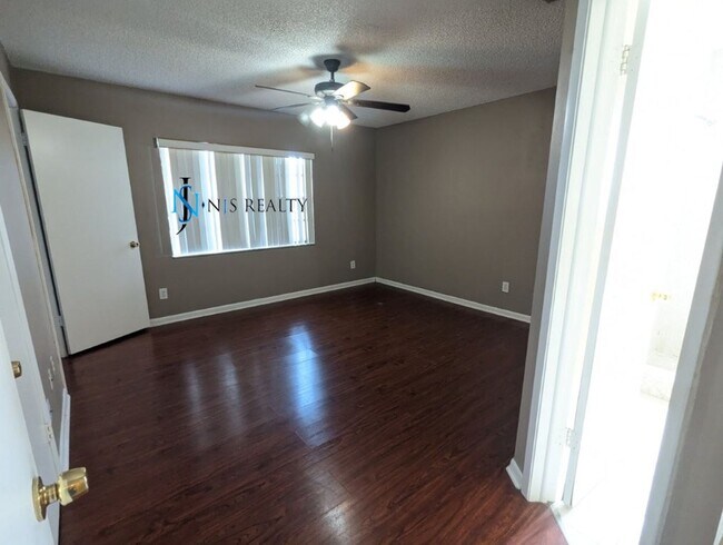 Building Photo - Large 2/2/1 with community pool, primary s...