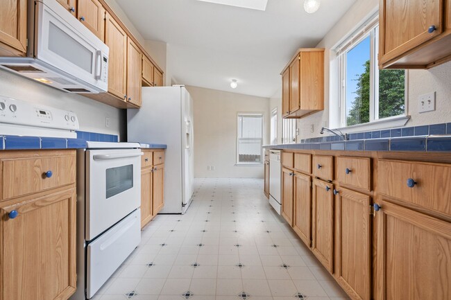 Building Photo - 3BR House Available in Pleasant Valley