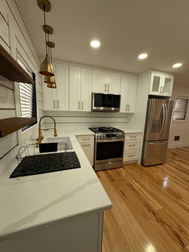 Building Photo - 17 Zabriskie St