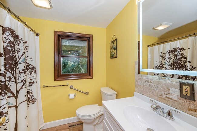 Building Photo - 44 Gillis St