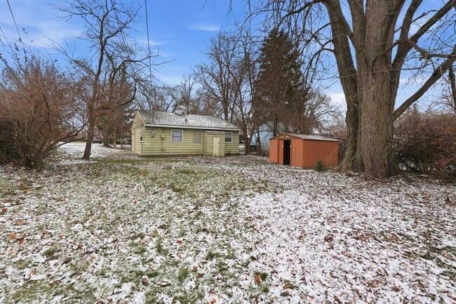 Building Photo - New 2 bedroom listing! MOVE IN SPECIAL