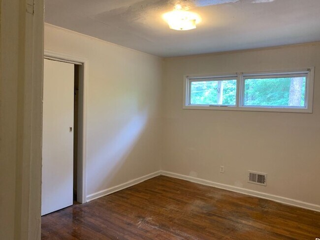 Building Photo - Cute cottage convenient to Chapel Hill and...