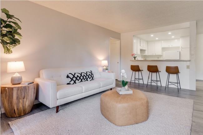 Building Photo - Stunning Bright and Completely Remodeled A...