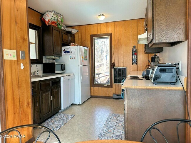 Building Photo - 402 Canoe Brook Dr