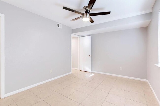 Building Photo - 8612 Bowling Green Dr