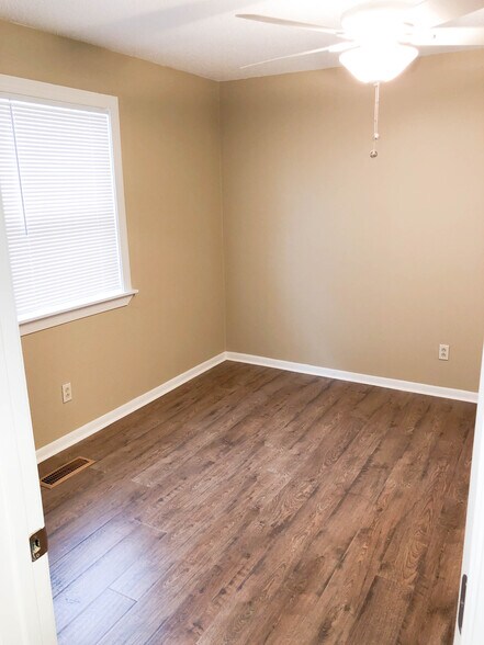 Building Photo - 9405 Lew Cir