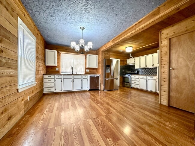 Building Photo - 4219 E 68th Terrace