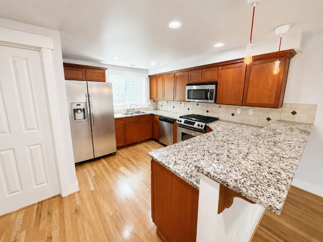 Building Photo - 9215 Roosevelt Way NE