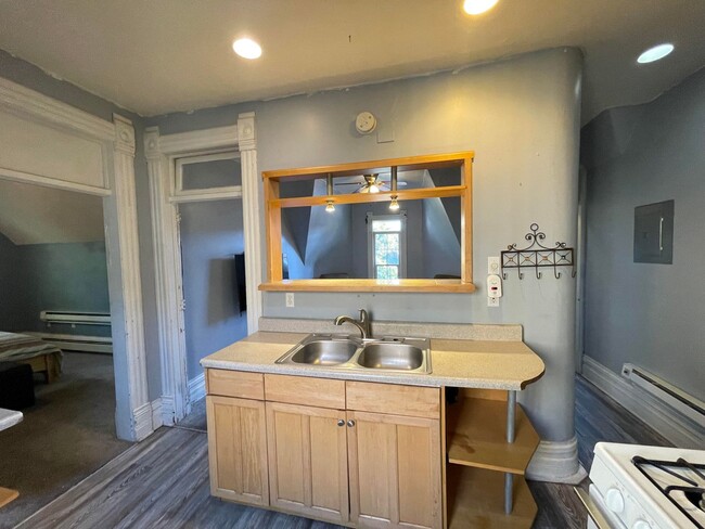 Building Photo - Cozy 1 bed/1 bath upstairs near the heart ...