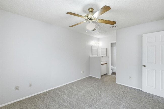 Building Photo - 2131 Andover Dr