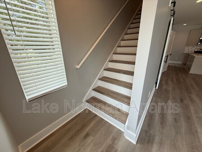 Building Photo - 525 Dellwood Dr