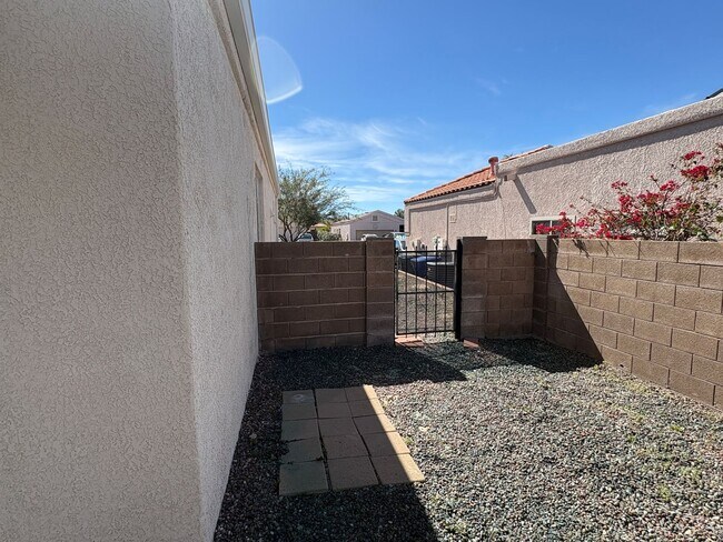 Building Photo - 3 Bed 2 Bath Rita Ranch Home