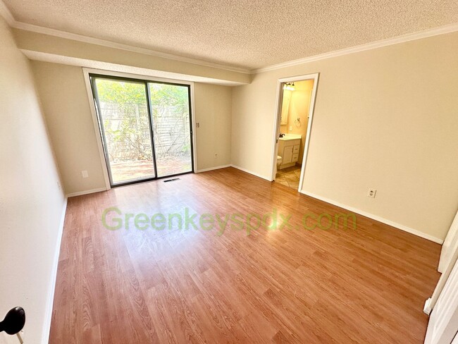 Building Photo - Gorgeous 4 Bedroom 2 Bath with Fully Fence...