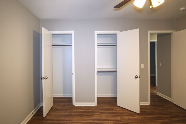 Building Photo - 3 Bedroom 1.5 Bath House w/Large Yard- Easy access to OHB and Nolensville Pk $2200