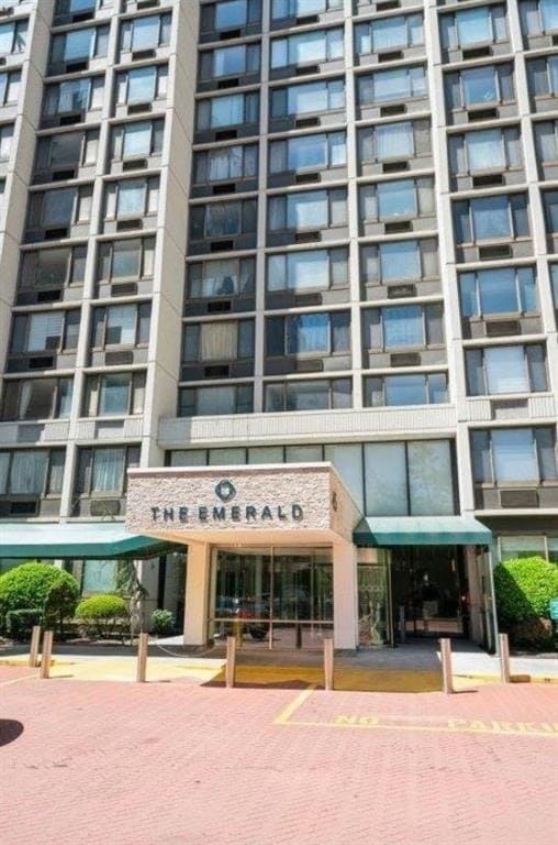 Building Photo - 45 River Dr S