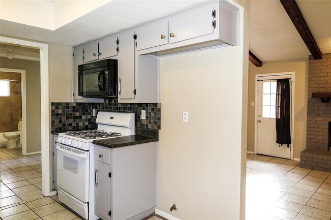 Building Photo - 308 Golden Oaks Dr