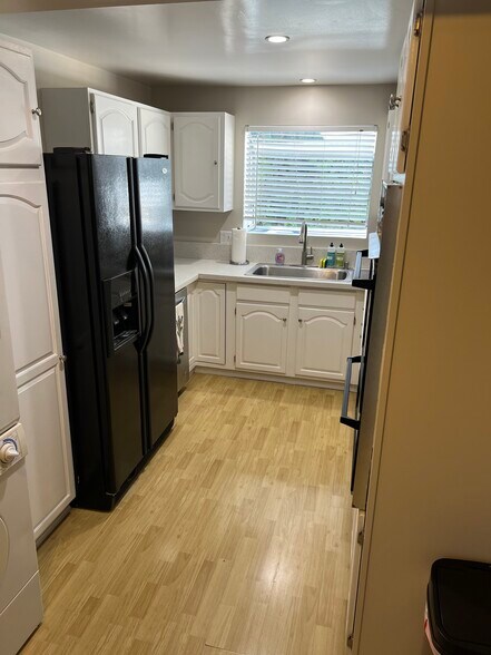 Full kitchen - 1211 N Screenland Dr