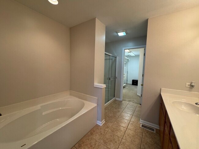 Building Photo - 3029 Peachtree Cir