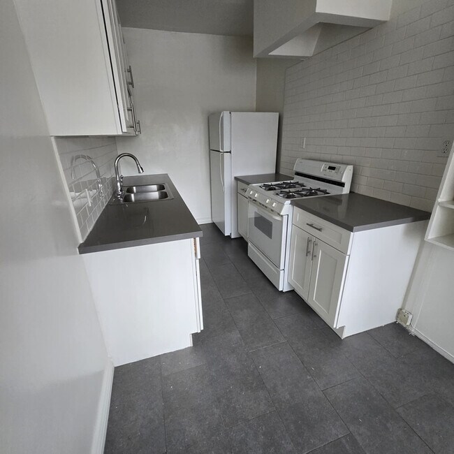 Building Photo - 833 N Formosa Ave