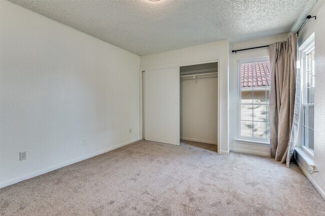 Building Photo - 2634 Encina Dr