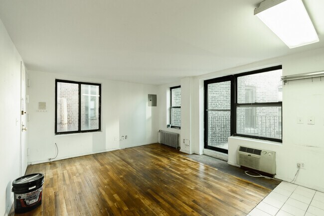Primary Photo - 29 7th Ave S