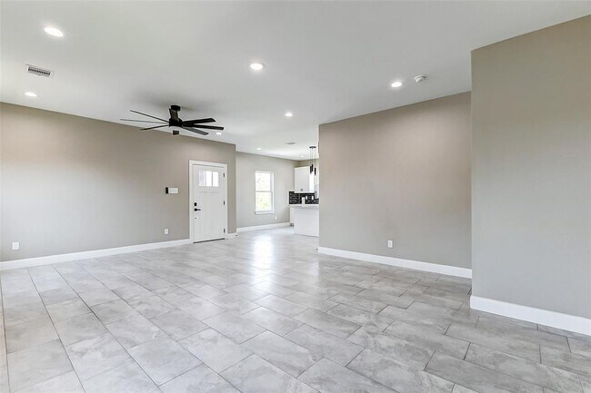 Building Photo - 5854 Southville St