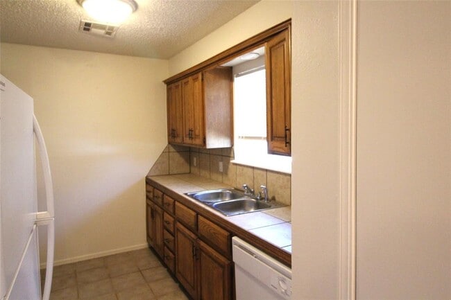 Building Photo - 112 NE 12th St