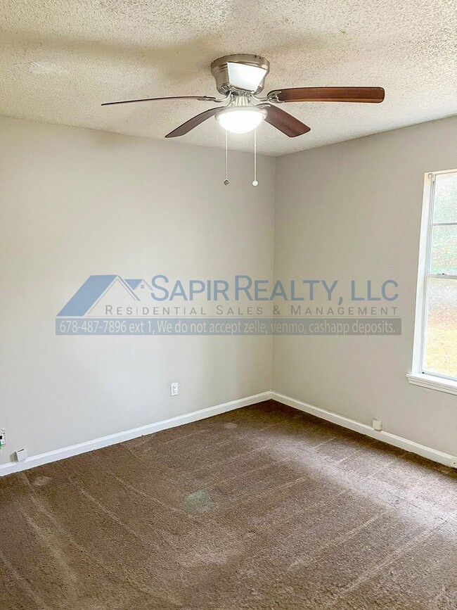 Building Photo - Inviting 3-Bedroom Home - Move in by 11/30...