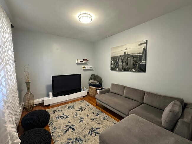 Building Photo - 332 Main St