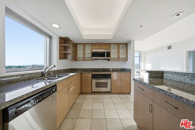 Building Photo - 13700 Marina Pointe Dr