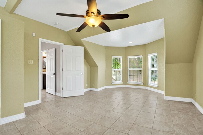 Building Photo - Charming 4-Bedroom Home near Downtown SA!