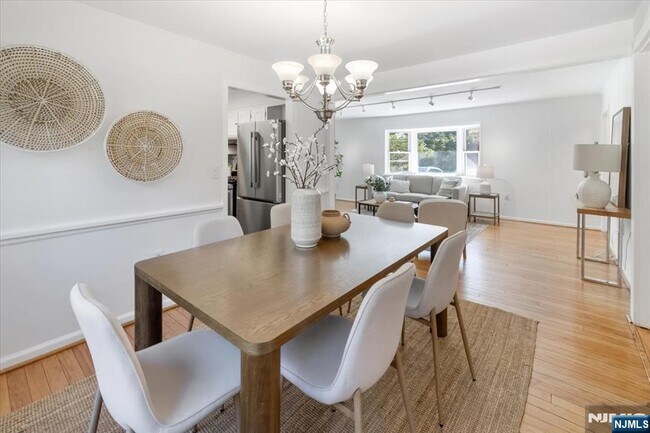 Building Photo - 947 E Glen Ave