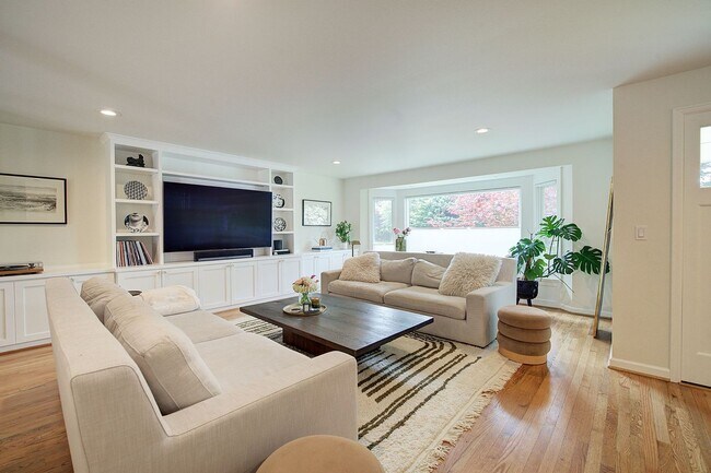 Building Photo - 5bd/2.75ba Mercer Island Home