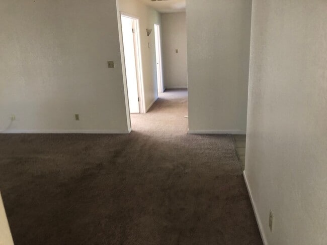 Building Photo - 4 Bedroom 2 Bath House for Rent