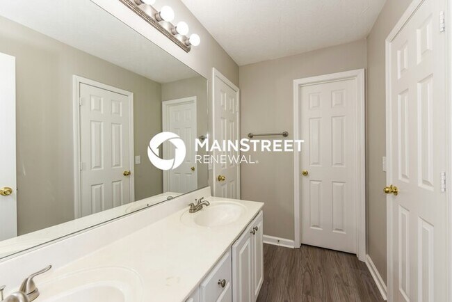 Building Photo - 4 Bedroom Pet-Friendly Home in Hendersonville, TN with Main Street Renewal