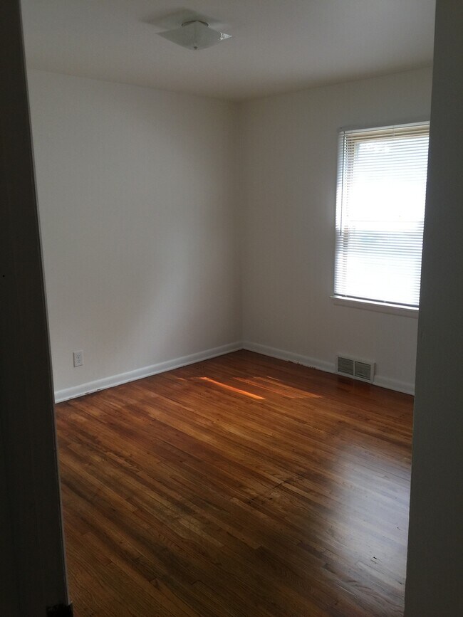 Building Photo - 1238 E 31st St S